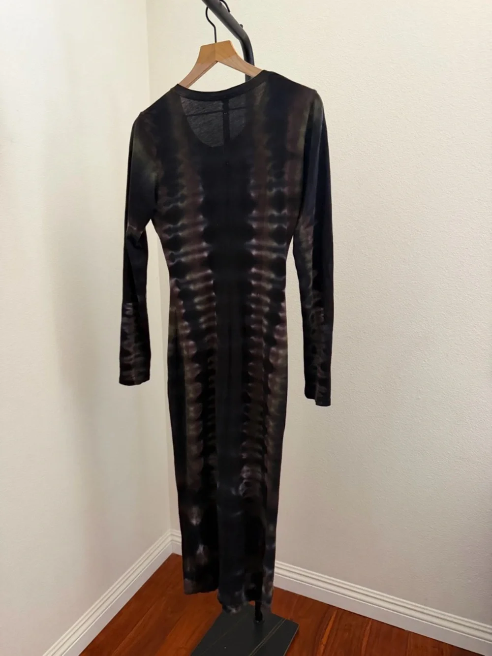 Raquel Allegra Long-Sleeve Tie-Dye Midi Dress in Purple and Gray - Picture 5 of 8